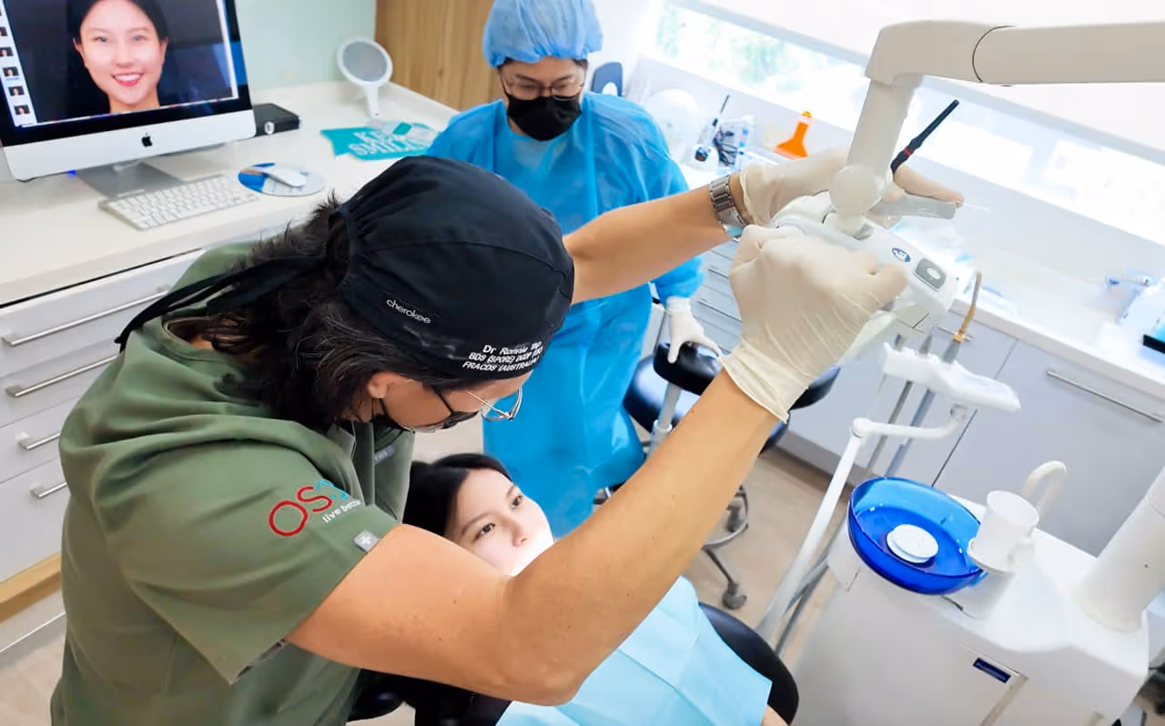 Dr.Ronnie Yap MUS 2025 adjusting light with patient in-chair