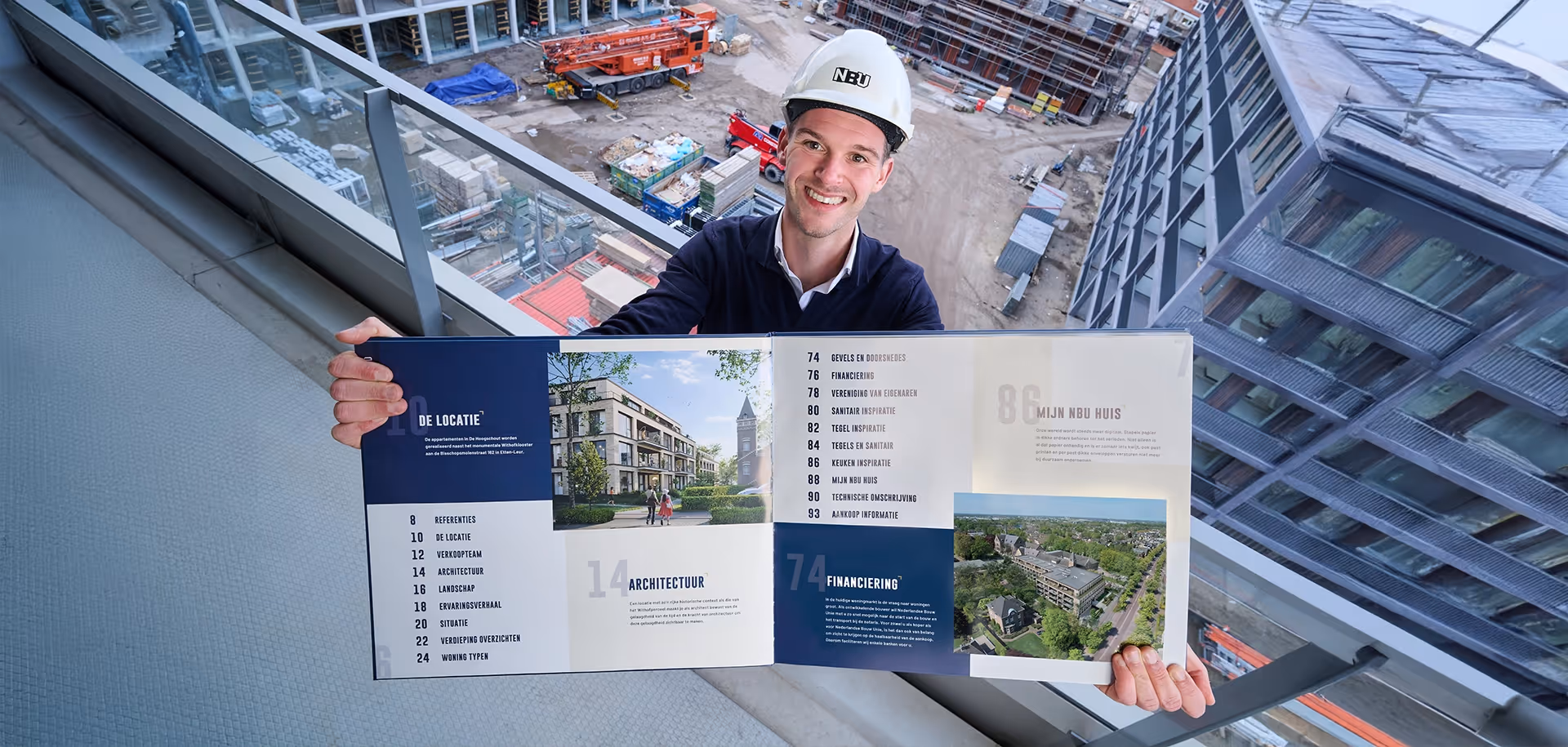 Man met een witte bouwhelm toont een brochure met architectuur- en financieringsinformatie tegen een bouwplaatsachtergrond.