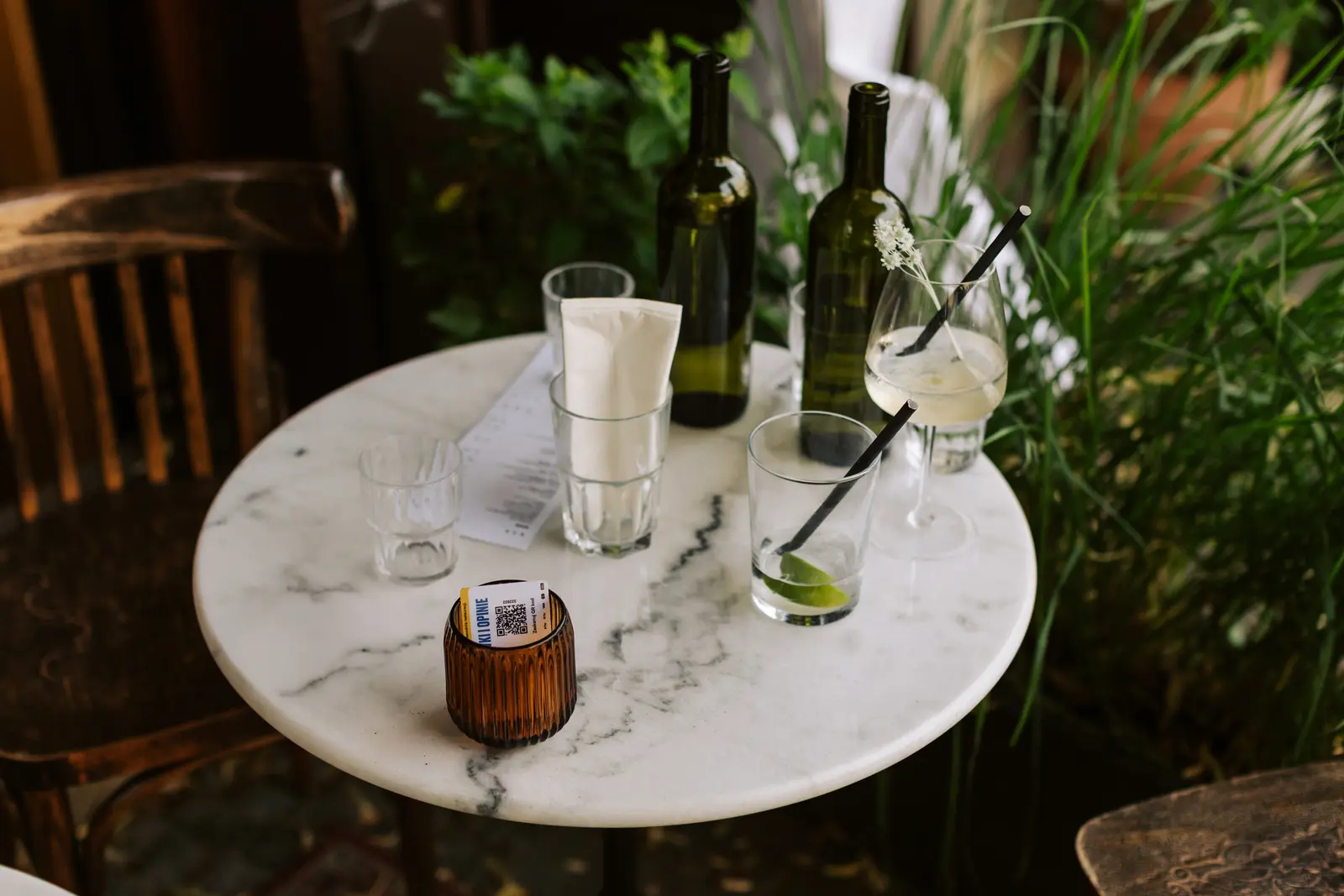 Restaurant staff motivation and cashless tipping