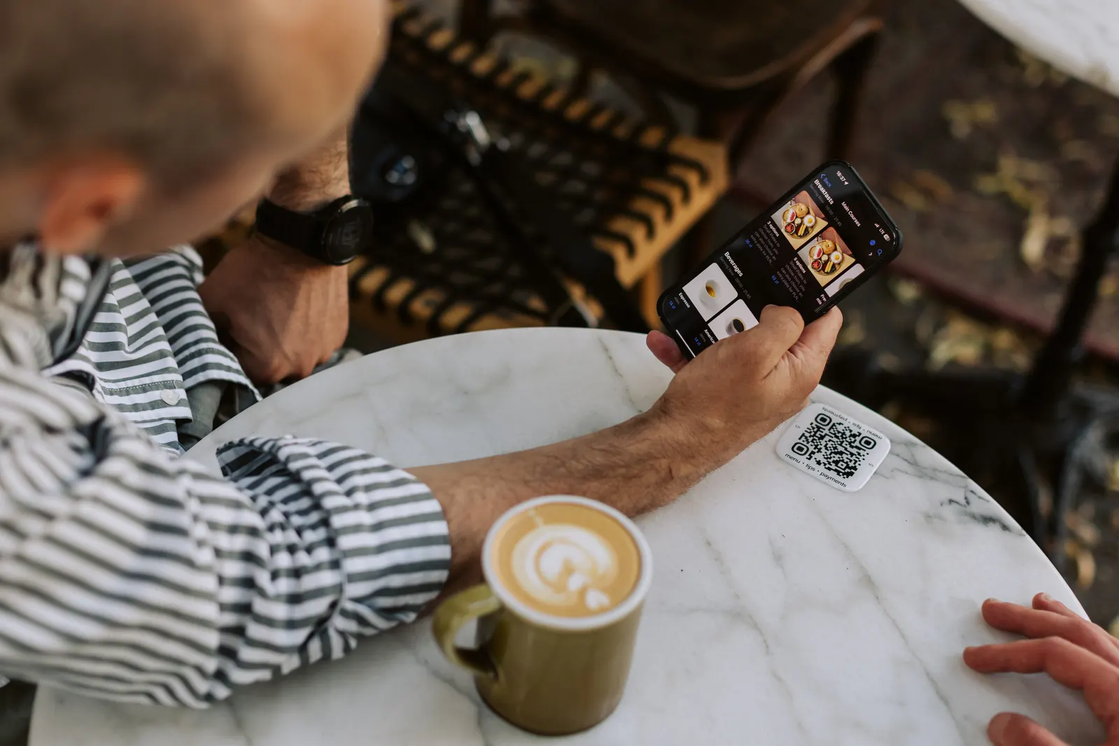 QR ordering and cashless tipping in a coffee shop