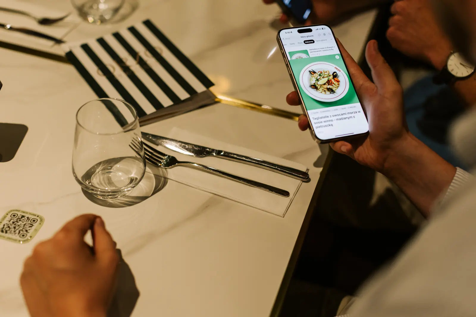 Paperless restaurant menu and QR ordering