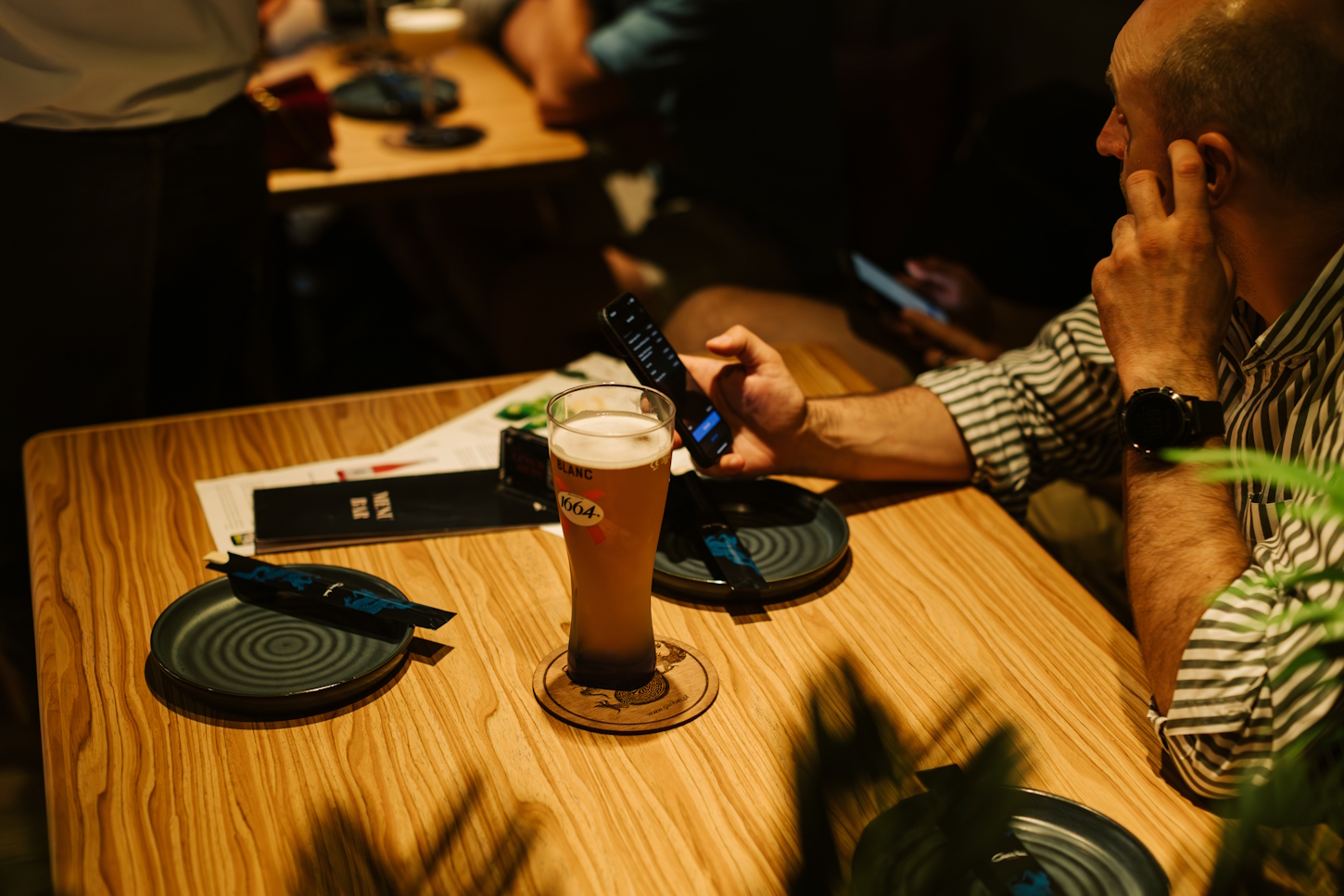 Restorano svečias pateikia QR užsakymą prie stalo