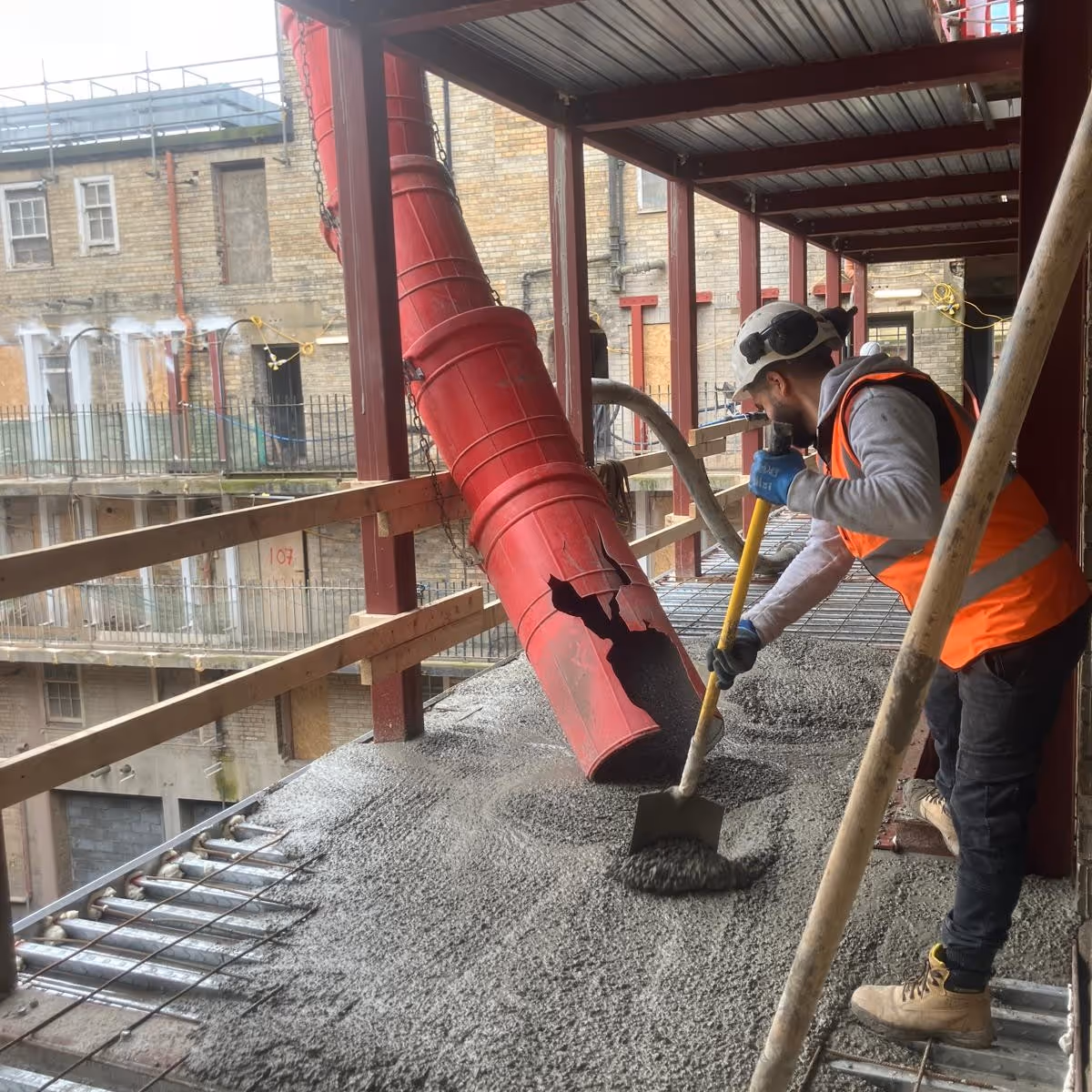 Operative pouring concrete slab