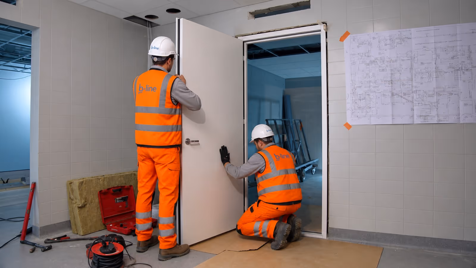 Operative spraying paint on steel beams