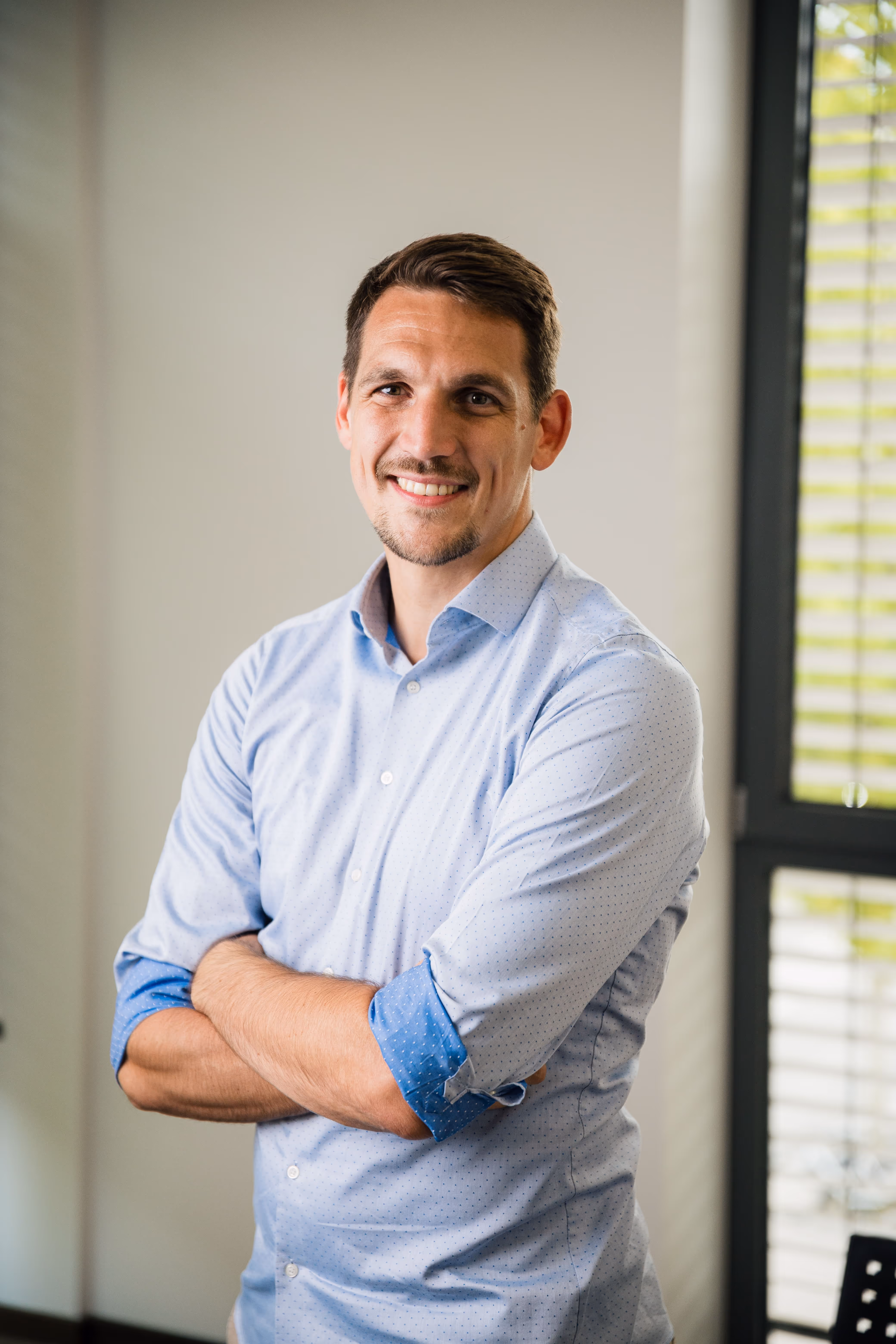 Berater mit Fokus auf Transparenz – unterstützt Kunden bei allen Fragen rund um Finanzen und Absicherung