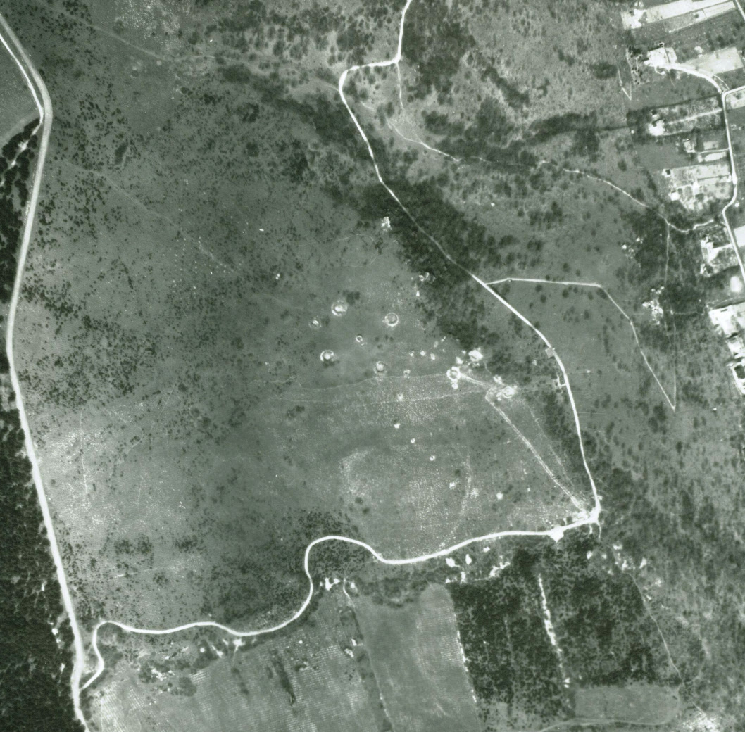 Az Észak-budai tüzelőállás rendszer egyik, négylöveges ütegállása a Tábor-hegyen. Jól látszik a négyzet alakban kiépített ágyúállások rendszere, 1944 (Fortepan/ Magyar királyi Honvéd Légierő)