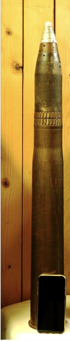 1929/33M 8 cm-es légvédelmi repeszgránát lőszer, az arányokat szemléltető mai mobiltelefonnal