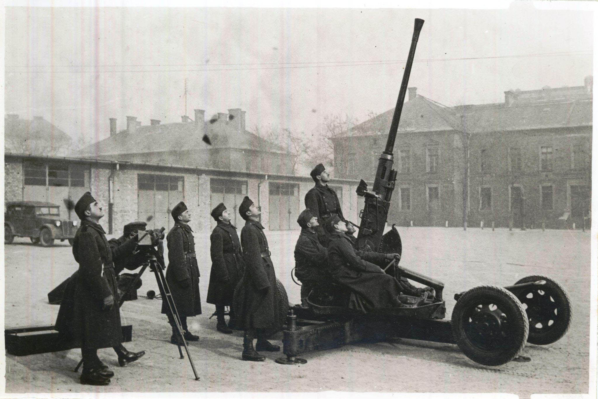Magyar 1936M 4 cm-es légvédelmi gépágyú tüzelőállásban.