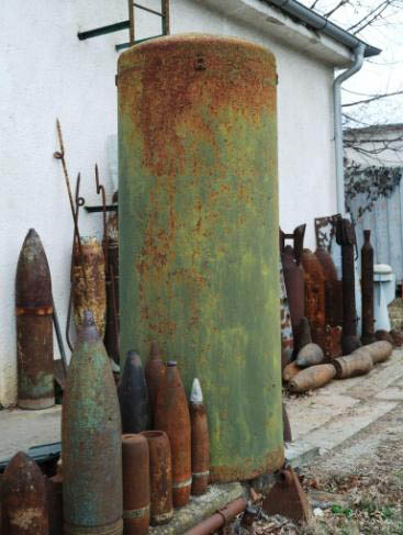 Brit 4000 lb HC akna hatású bomba, amelyet a tűzszerészek Almásfüzitőnél emeltek ki és hatástalanítottak. (Az MH 1. Tűzszerész és Folyamőr ezred telephelyén).