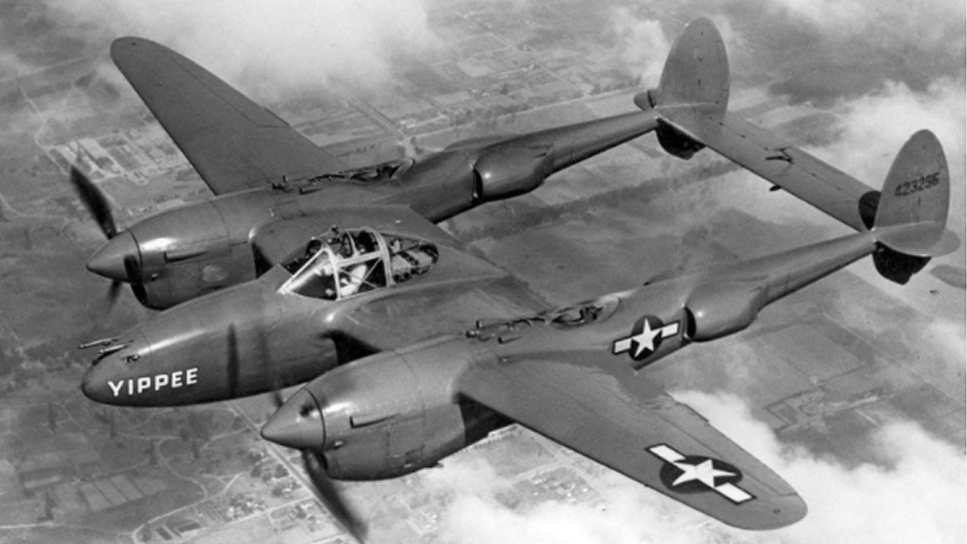 Amerikai P-38 “Lightning” kétmotoros nehéz vadászrepülő (Wikimedia Commons)