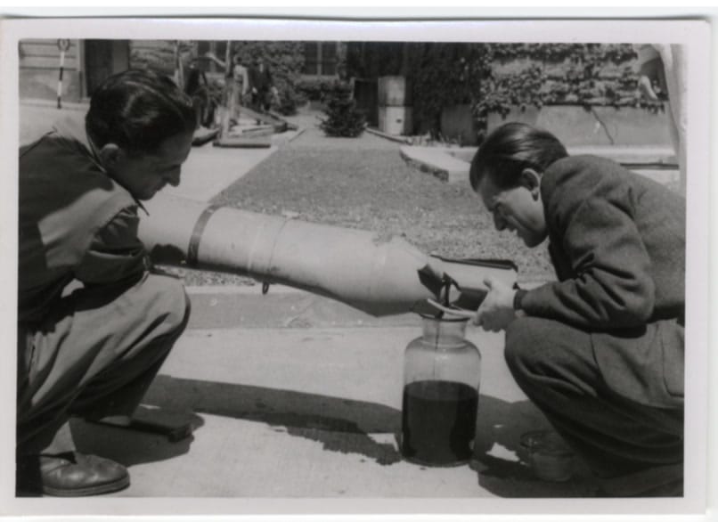 A 100 lb INC hatástalanított gyújtóbomba gyújtó-töltetének kiöntése. A Hadtörténeti Múzeum előtt. (MNM)