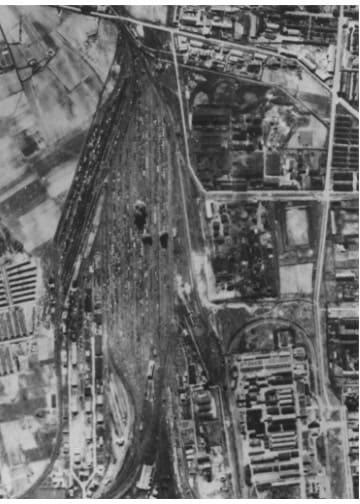 Az első bombák becsapódása a Ferencváros rendező pályaudvaron 1944. április 3-án. A fényképet a 450. Bomb Group (47. Bomb Wing) repülői készíthették. (Forrás: NARA)