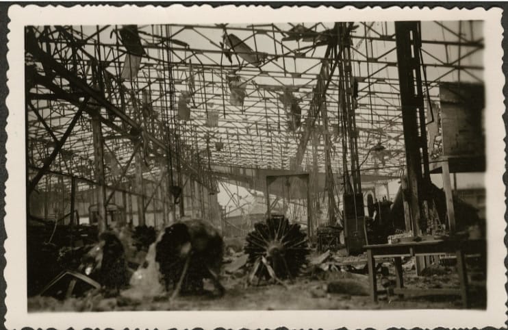 A Dunai Repülőgépgyár szerelőcsarnokának pusztulása (MNM)