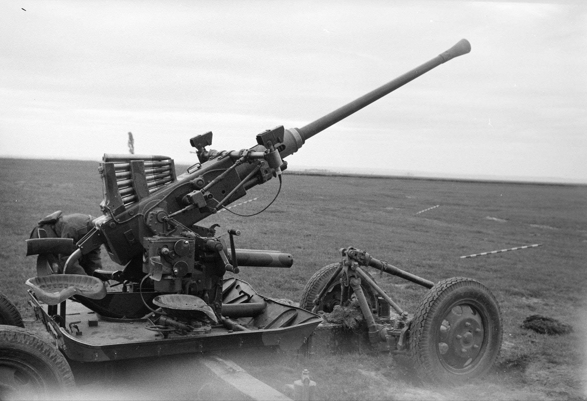 1936M 4 cm-es légvédelmi gépágyú tüzelőállásban. Jól látszanak a lőszertartó rakaszban a légvédelmi repeszgránátok. (Fortepan/Hováth József)