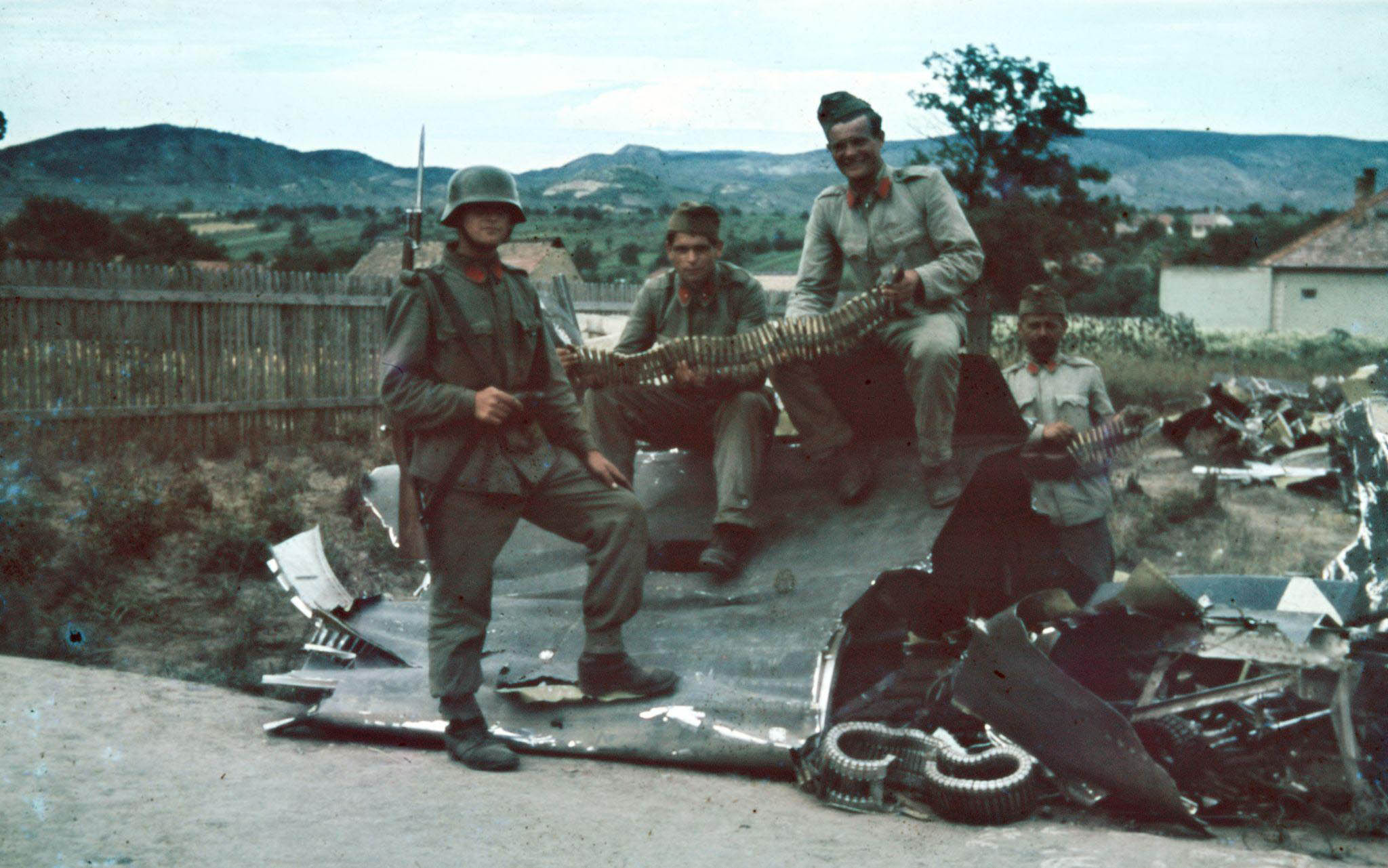A magyar légvédelem által lelőtt és Törökbálinton lezuhant amerikai B-17 amerikai nehézbombázó roncsai magyar katonákkal, 1944. (Fortepan/Ladányi Károly)