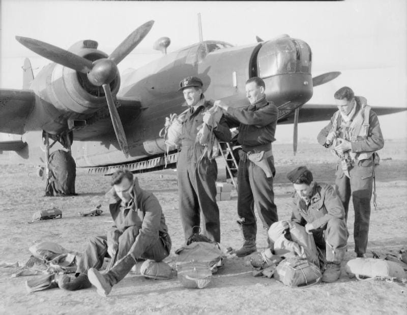 A brit 40. bombázószázad Wellington X kétmotoros közepes bombázója és legénysége Foggia repülőterén (Wikimedia Commons)