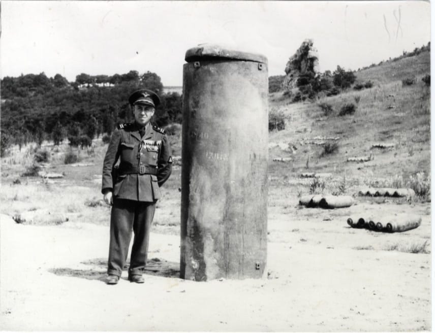Hatástalanított brit 4000 lb HC akna hatású rombolóbomba, a háttérben megsemmisítésre váró bombák a piliscsabai tábor területén, 1944 (MNM)