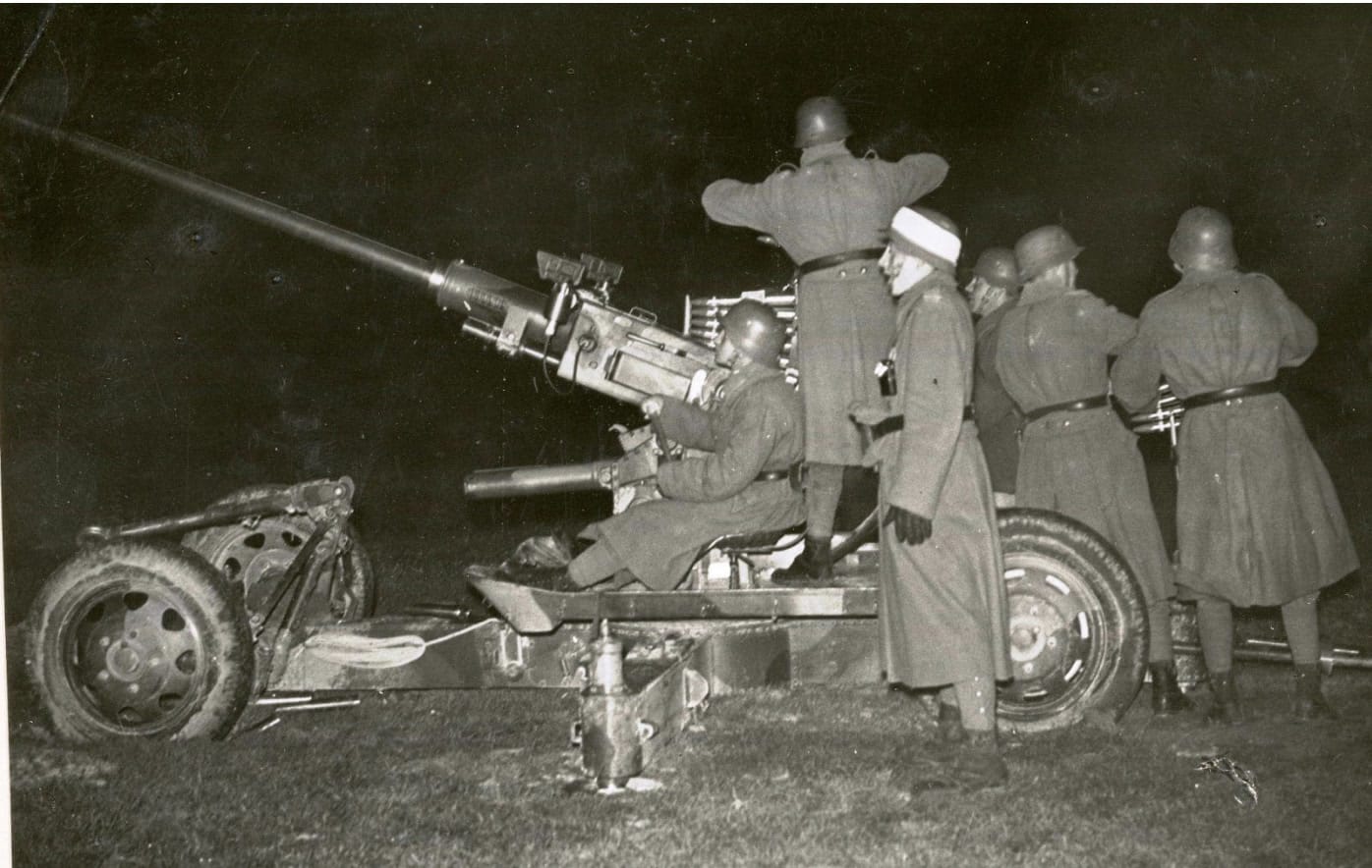 1936M 4 cm-es légvédelmi gépágyú éjszakai gyakorlaton (HTM)