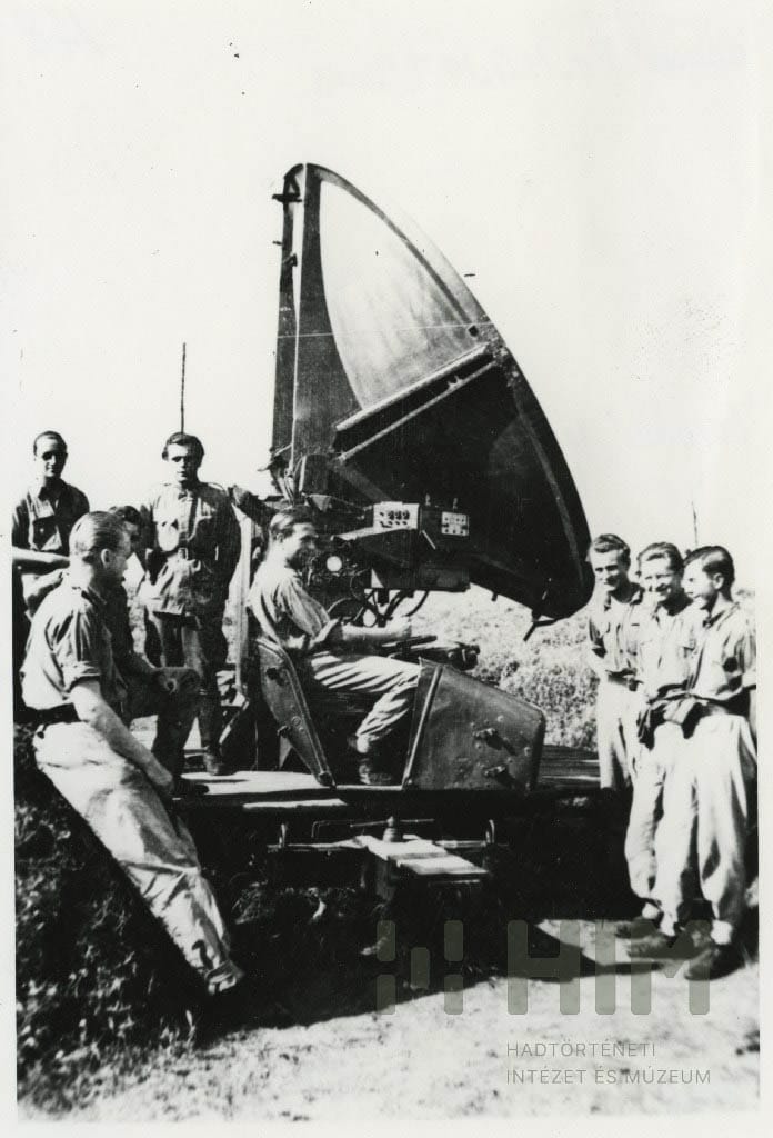 Würzburg-Dóra (magyar néven Borbála) légvédelmi felderítő-tűzvezető lokátor magyar állománnyal. (HTM)