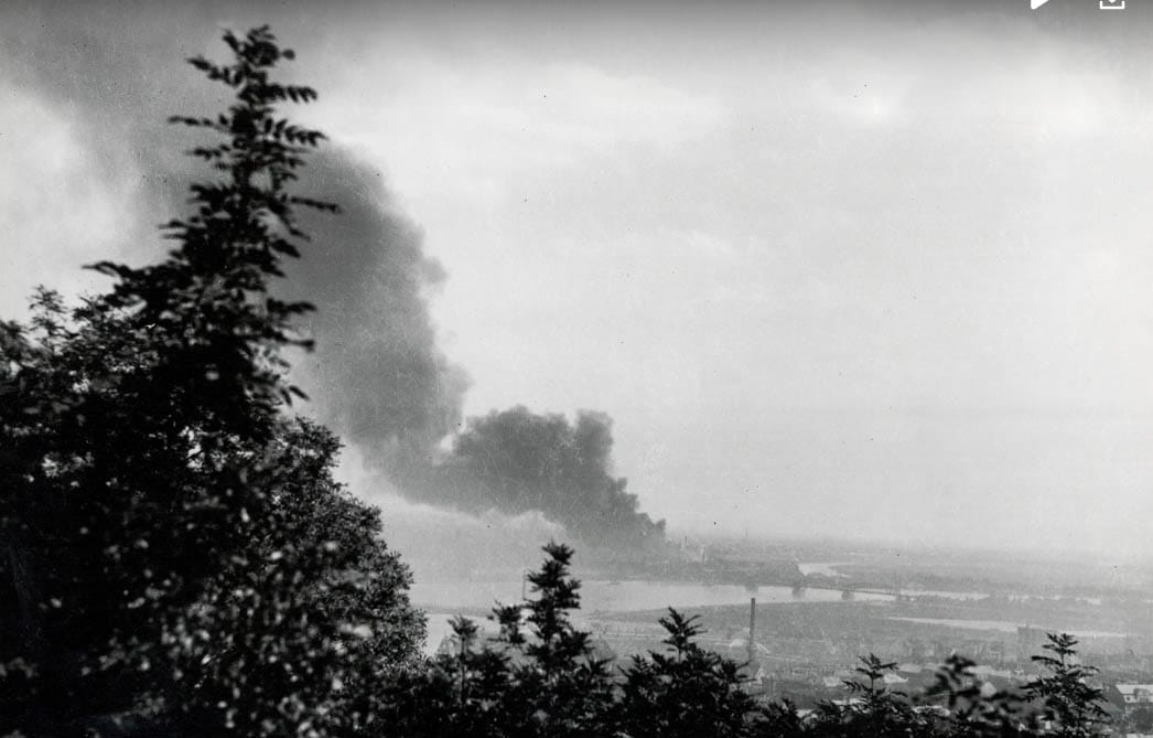 Lángok csapnak fel a Soroksári útról (Fortepan/Archiv für Zeitgeschichte ETH Zürich / Agnes Hirschi)
