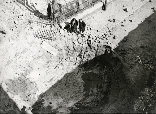 Rombolóbomba becsapódása utáni tölcsér Budapesten. (MNM)