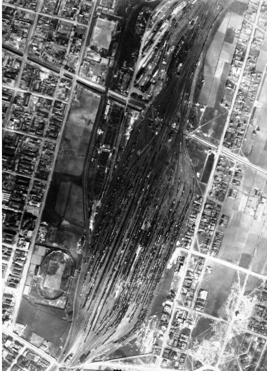 A vonatokkal teli Rákosrendező pályaudvar 1944. Április 14. A légitámadások előtti állapotban. Fortepan/M. kir. Honvéd Légierő)