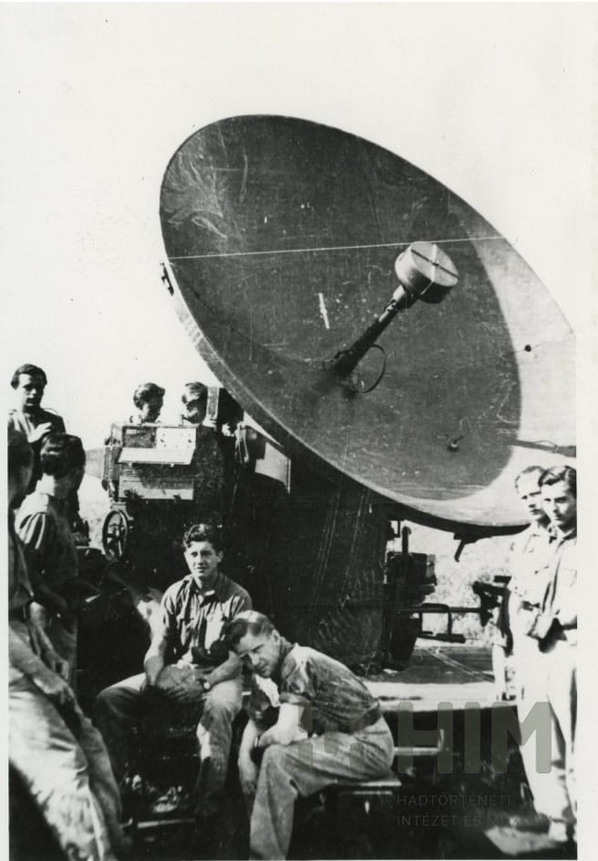 Borbála légvédelmi felderítő-tűzvezető lokátor magyar legénységgel. (HTM)