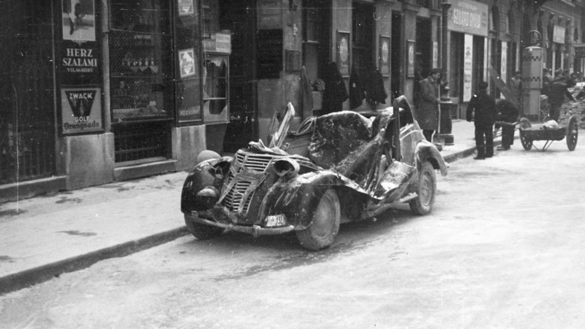 Mária Valéria utca 19., bombatámadás következtében, a lehulló törmeléktől összetört személygépkocsi. (Fortepan/Horváth József)