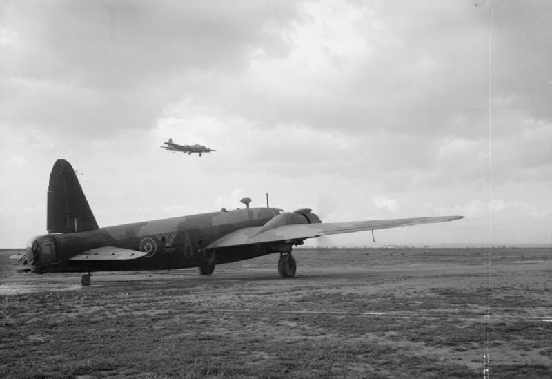 A brit 70. bombázószázad Wellington X kétmotoros közepes bombázója és az amerikai 99. bombázócsoport egyik B-17-ese földetérés előtt Tortorella repülőtéren (Wikimedia Commons)