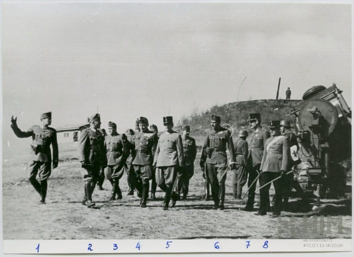 Nagybaczoni Nagy Vilmos vezérezredes, honvédelmi miniszter (középen) szemléje a Hármashatárhegyen egy Budapest légterét oltalmazó fényszóró alakulatnál, még 1943 nyarán. (HTM)