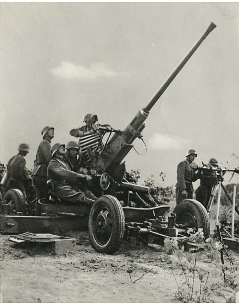 Magyar 1936M 4 cm-es légvédelmi gépágyú, mellette légvédelmi távolságmérő állványon. (HTM)