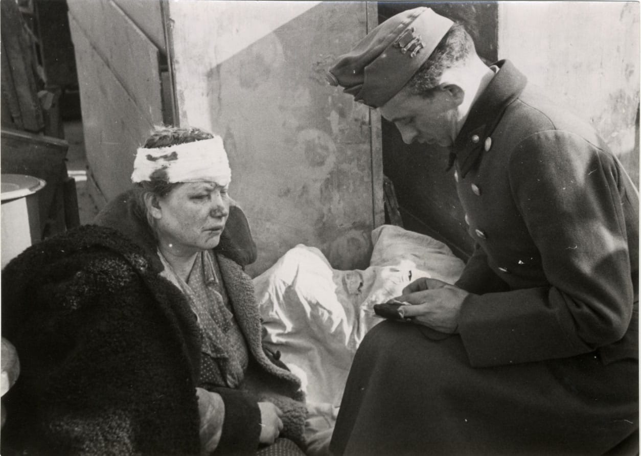 Sebesült asszony a bombázások után (MNM)