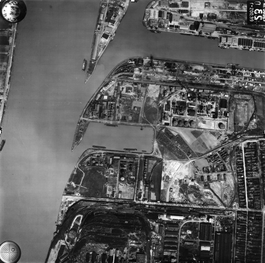 A csepeli olaj-, vagy Petróleum kikötő. Minden oldalán jól látszanak az olajtartályok. A kép alsó középső részén a Weisz Manfréd gyártelep rendező pályaudvara (Fortepan/M. kir. Honvéd Légierő)