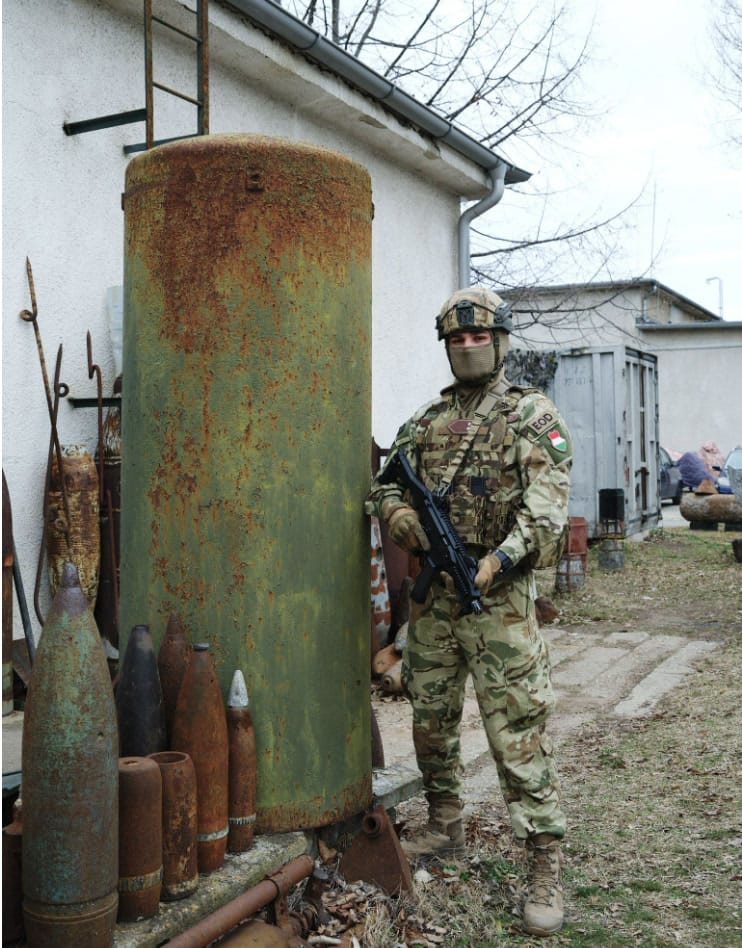 Brit 4000 lb HC bomba a MH 1. Tűzszerész és Folyamőr ezred telephelyén.