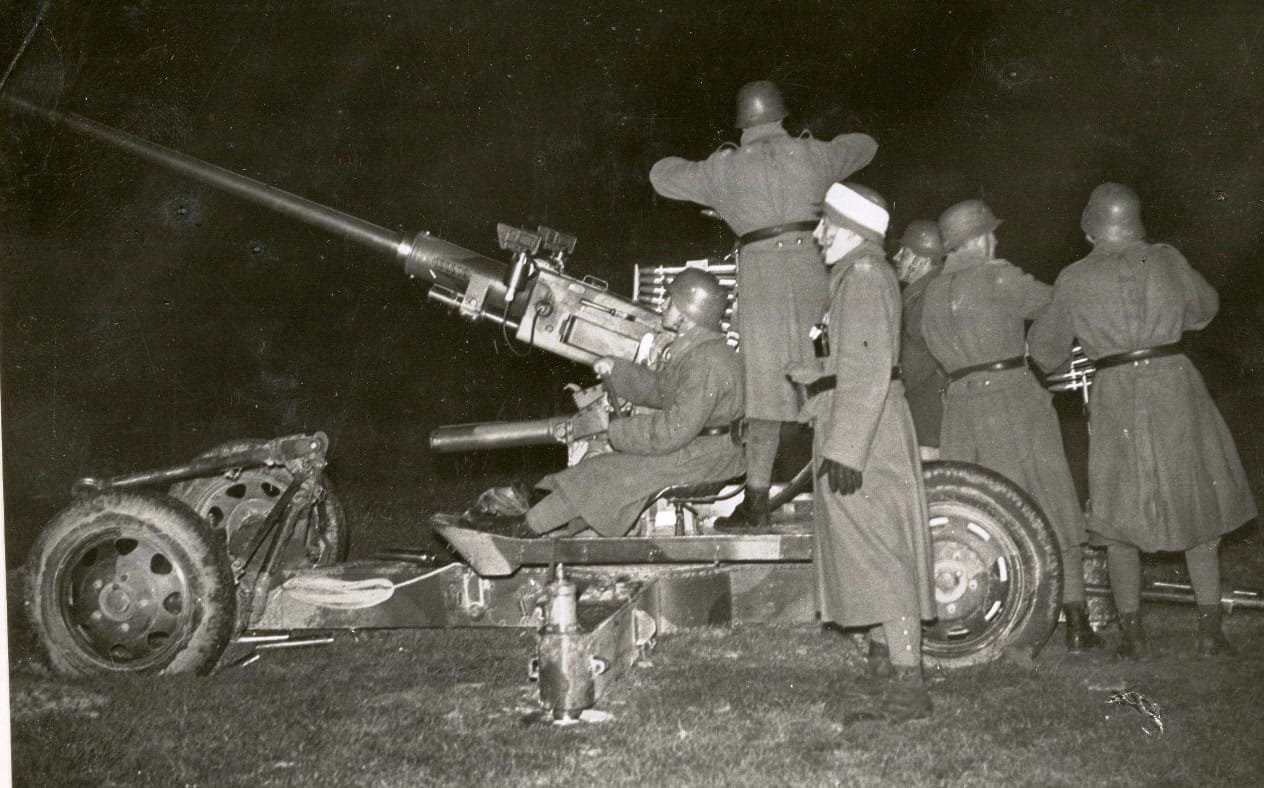 1936M 4 cm-es könnyű légvédelmi gépágyú éjszakai gyakorlaton. (HTM)