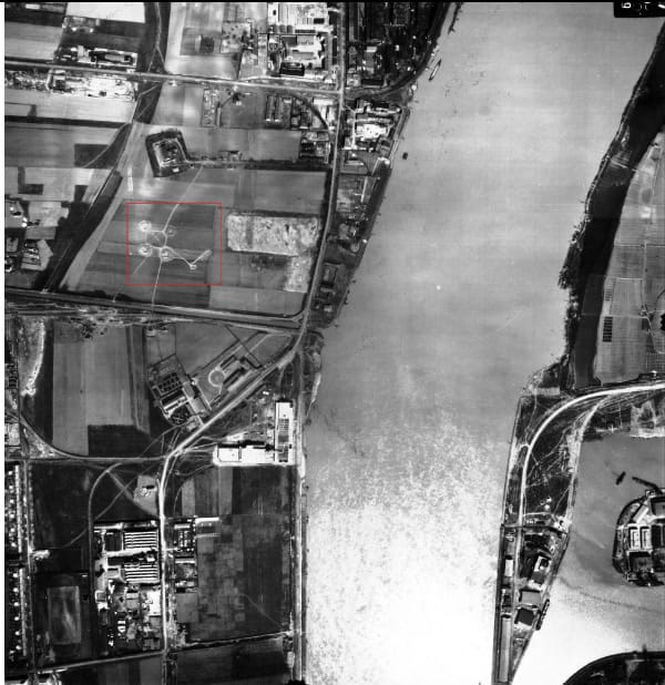 A csepeli olajkikötővel szembeni Andor utcai légvédelmi tüzelőállás (piros téglalapban, Fortepan/M. kir. Honvéd Légierő)