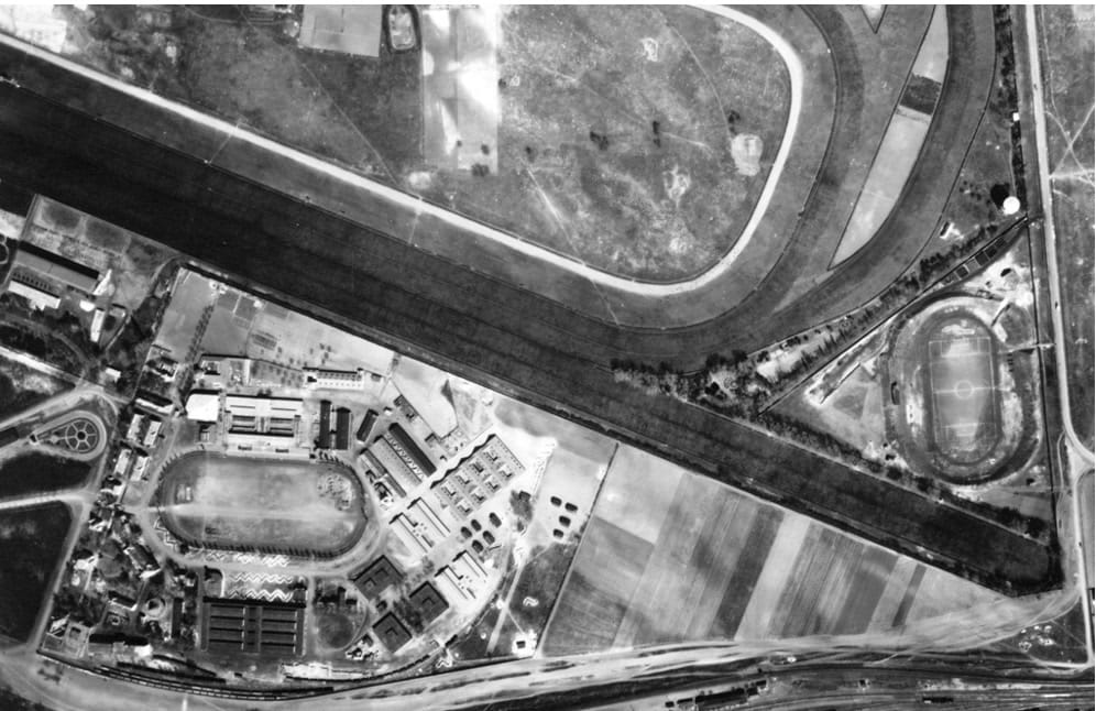 Frissen kiépített árok rendszerű óvóhelyek a Lóversenytér mellett 1944 április 14-én készül légi fotón. (Fortepan / Magyar Királyi Honvéd Légierő)