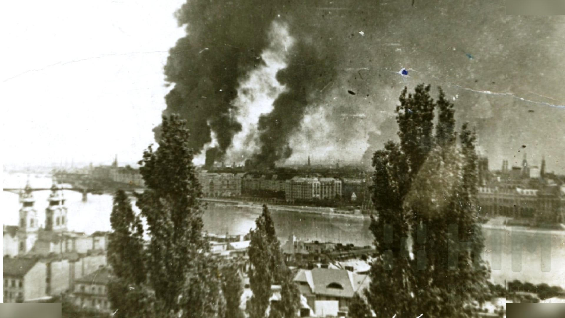 A bombázás a pesti oldalon, a Nyugati- és a Rákosrendező pályaudvarok irányában. (HTM)