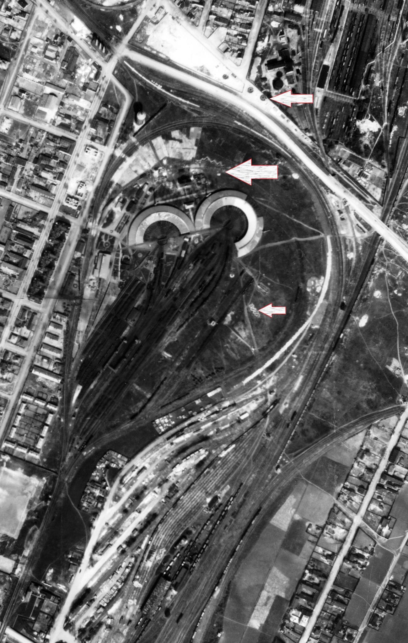 A pályaudvar északi részéhez kapcsolódó Északi fűtőház. Nyilakkal jelölve egy légvédelmi tüzelőállás és nyitott árok óvóhelyek. (Fortepan / Magyar Királyi Honvéd Légierő)