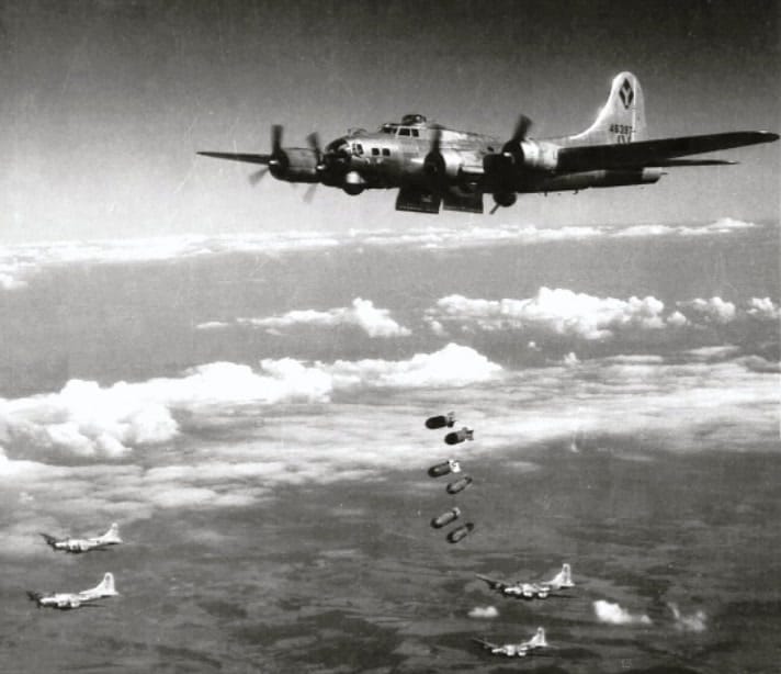Amerikai B-17 repülő erődök 500 fontos bombákat szórnak. (HTM)