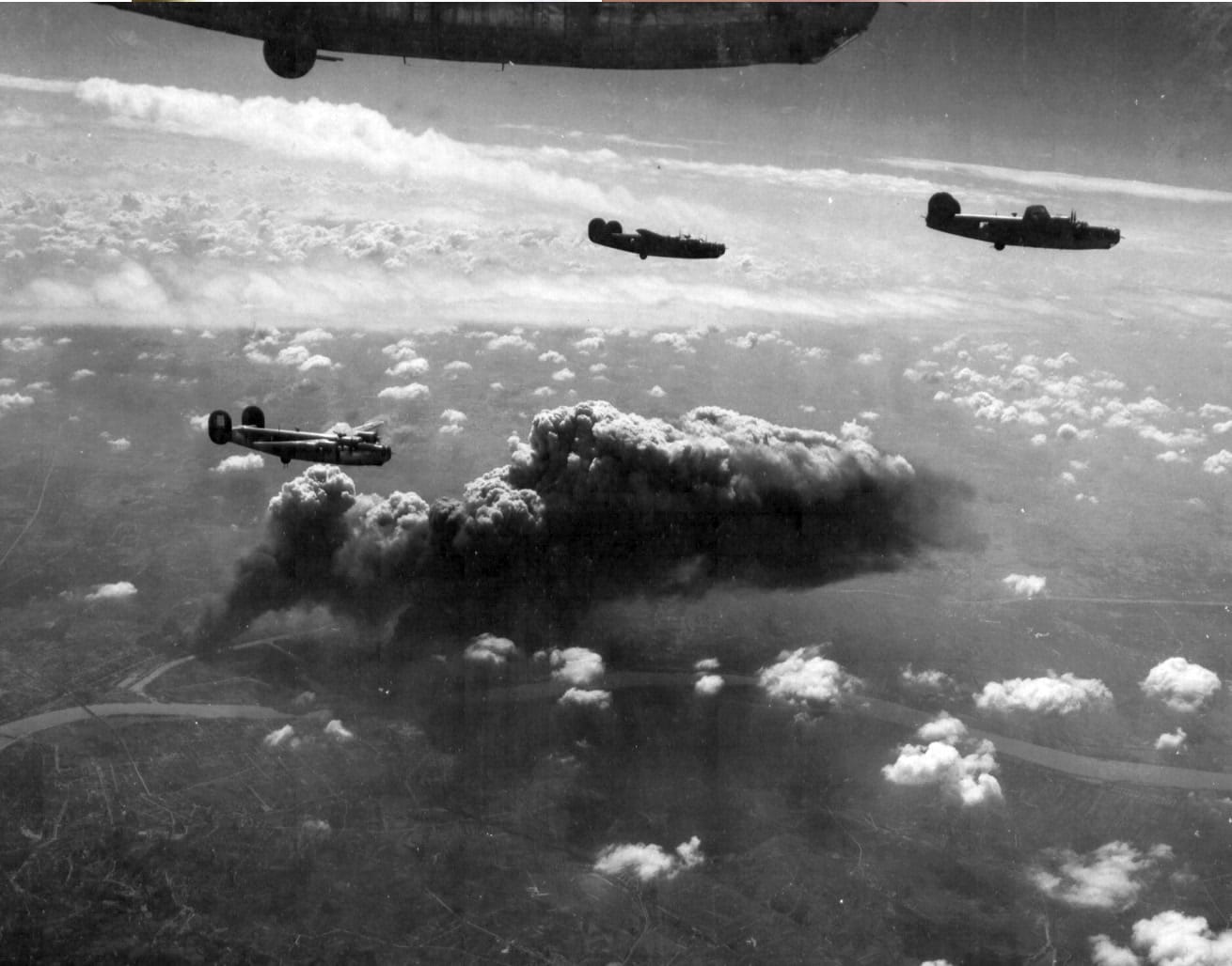 A csepeli Weisz Manfréd Acél és Fémművek Rt 1944. Július 2.-i bombázásából visszatérő B-24 Liberátor nehézbombázók. (Fortepan/National Archives)