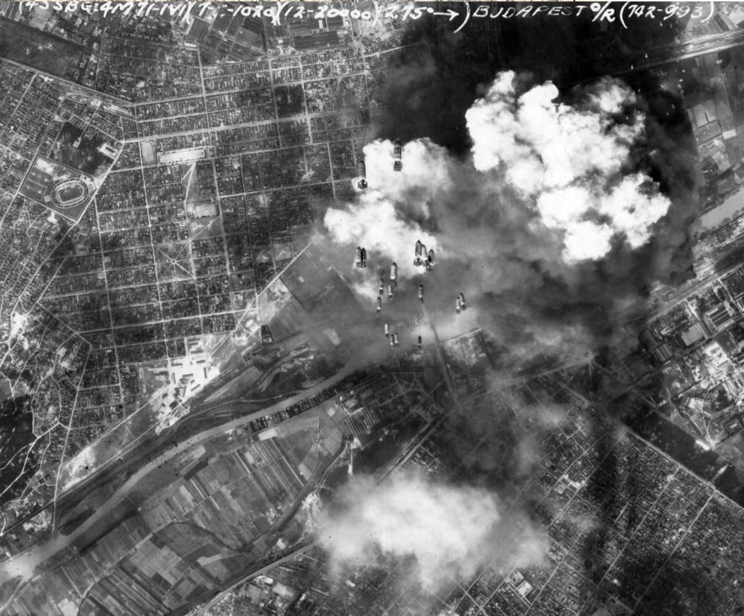 A július 2-ai amerikai bombatámadás a Csepel-szigeti és a Soroksári úti létesítményekkel szemben. (Fortepan/National Archives)