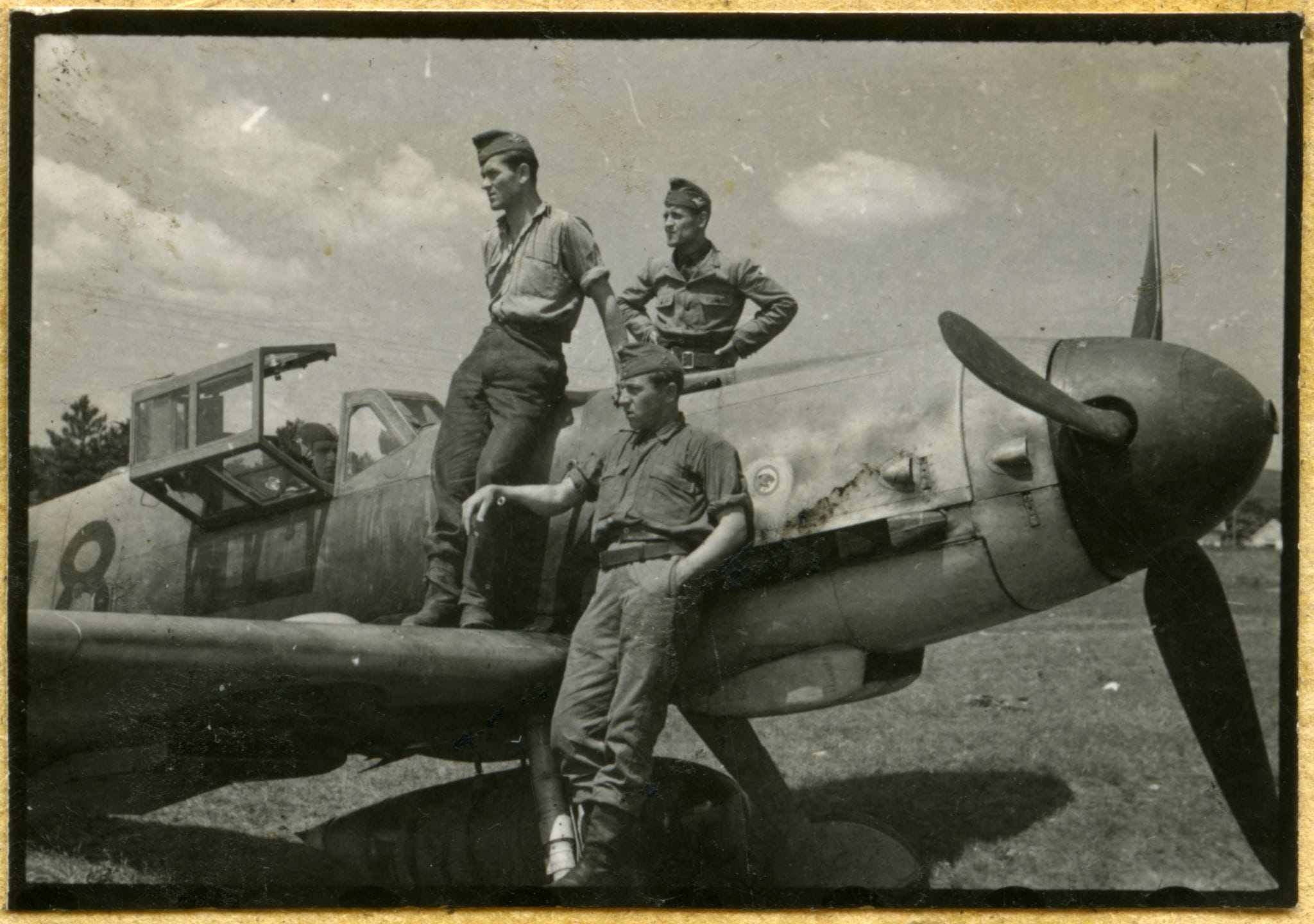 A “Pumák” egyik magyar felségjelzésű Me-109 vadászrepülője 1944 nyarán Veszprém-Jutas repülőtéren (HTM)