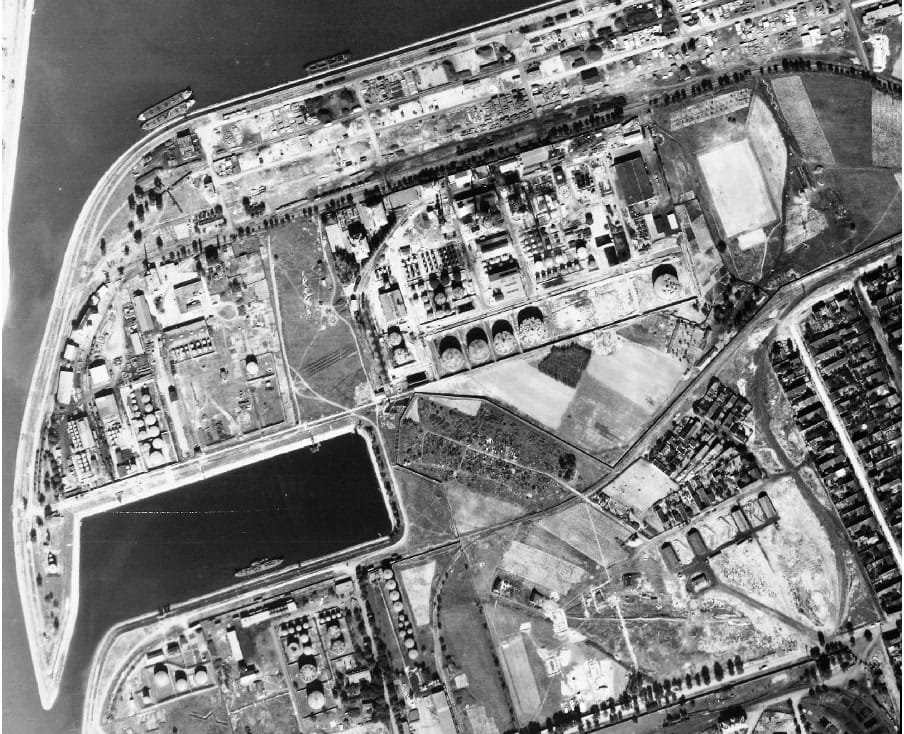 A Csepel-szigeti Petróleum kikötő és az olajipari létesítmények (Fortepan/USAF)