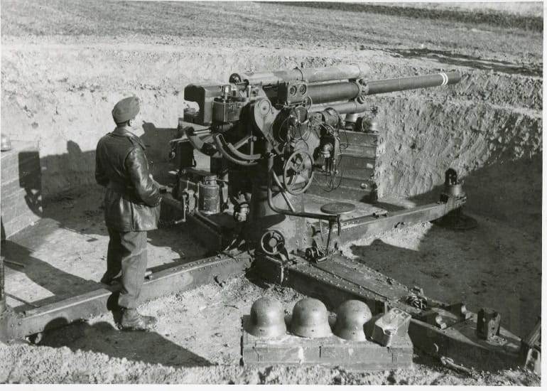 1929M 8 cm-es légvédelmi ágyú tüzelőállásban, készültségben (HTM)