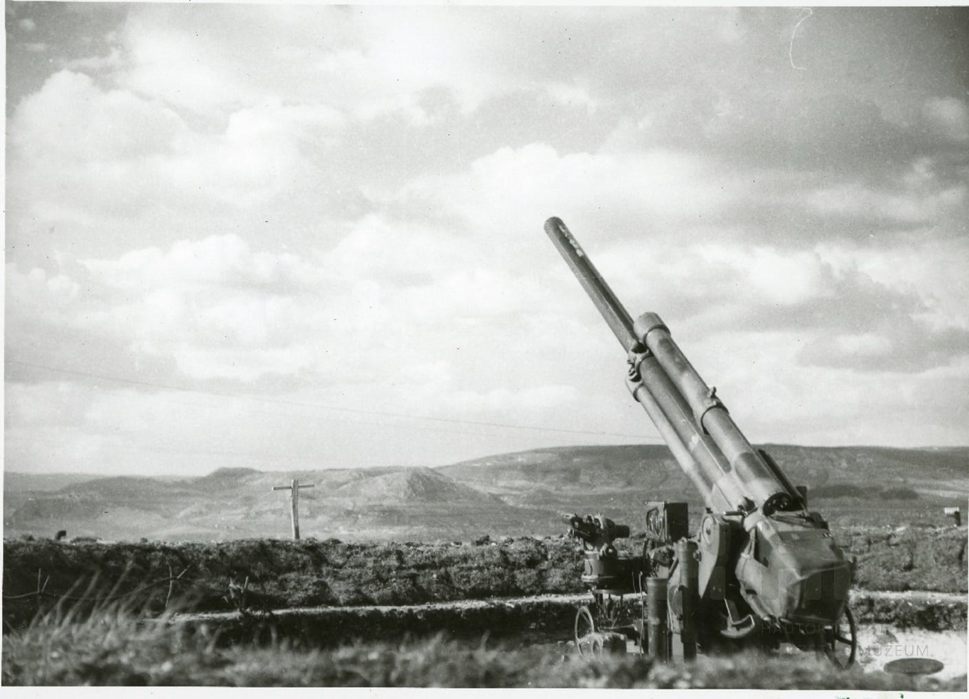 1929M 8 cm-es légvédelmi ágyú tüzelőállásban, a tétényi fennsíkon települt ütegnél (HTM)