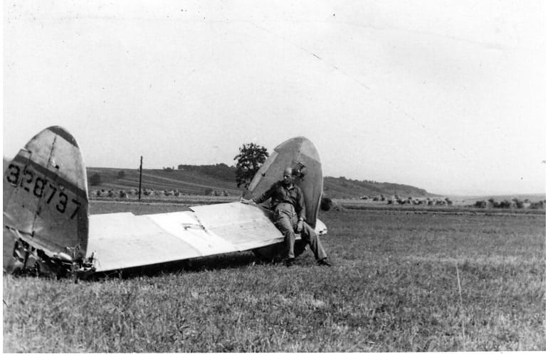 Az 1944. Július 14-i támadás során lelőtt amerikai P-38 Lightning maradványai Dad község határában. (Fortepan/Molnár Gyula)
