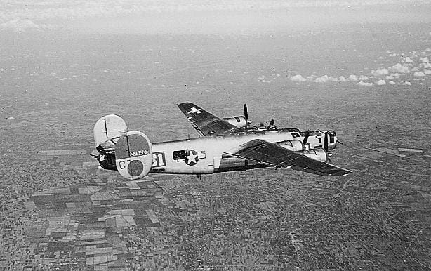Az amerikai 451. bombázócsoport egyik B-24 “Liberator” négymotoros nehézbombázója (Wikimedia Commons)