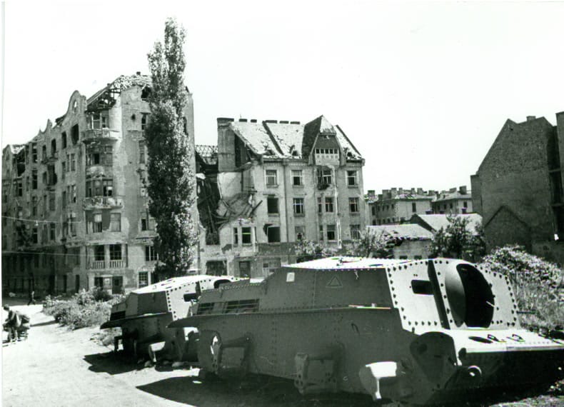 Zrínyi rohamlöveg járműtestek a budai Fény utca és Retek utca sarkán. A Weisz Manfréd támadása után a megmaradt ép Zrínyi II. rohamlövegek páncéltestét átszállították a budai Ganz gyárba, ahol később az ostrom miatt már nem tudták összeszerelni őket. (MNM)