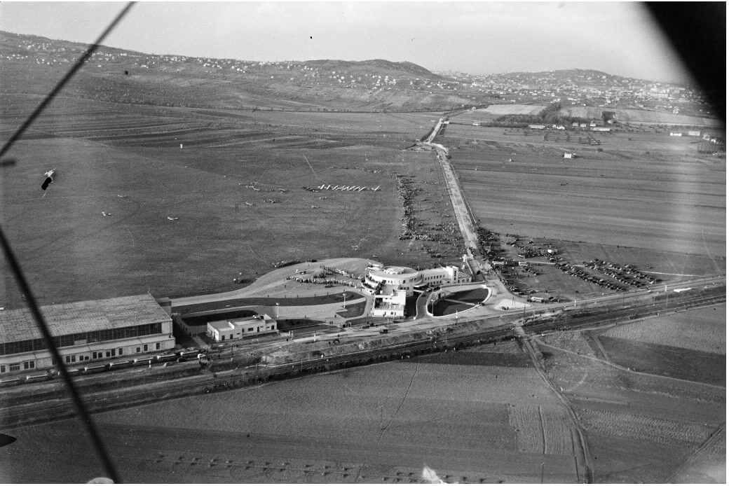 A Budaörsi Repülőtér 1938-ban, bár nem volt elsődleges cél, mégis 5000 darab amerikai 20 fontos repeszbomba találat érte. (Fortepan/Horváth József)